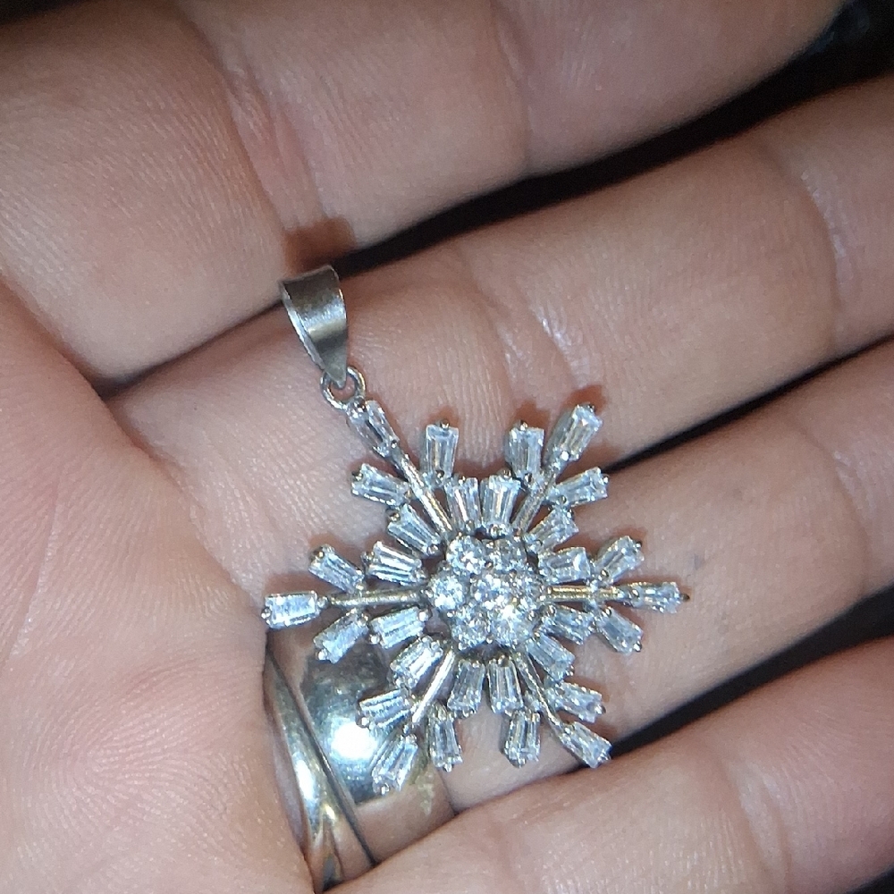 Vintage Dazzling CZ Sterling Silver 925 Snowflake Necklace Pendant.